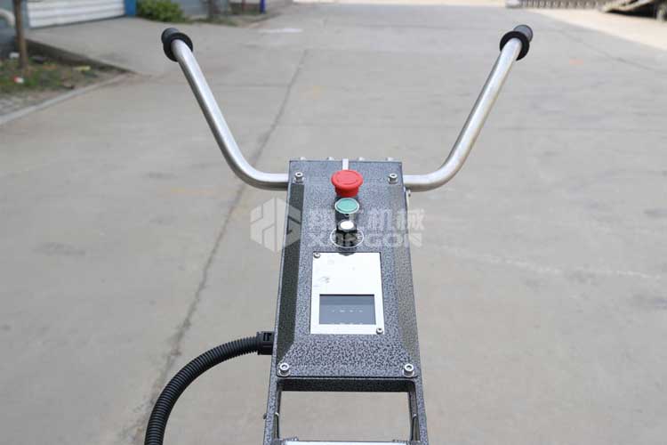 拋光機是為了讓地面表面有光澤，需要先研磨后才可以拋光。拋光分為粗拋和精拋，這時候可以使用拋光機，配合拋光墊，提高地面的光澤度。高速地坪拋光機讓你輕松完成地坪拋光工作，提高地坪亮度。