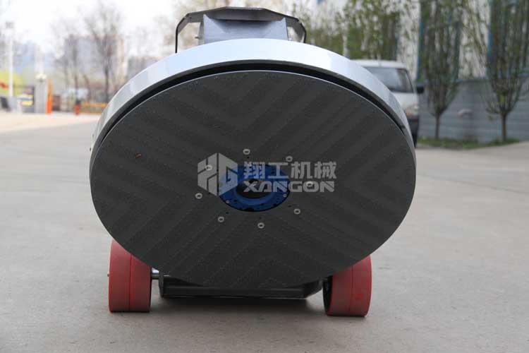 拋光機是為了讓地面表面有光澤，需要先研磨后才可以拋光。拋光分為粗拋和精拋，這時候可以使用拋光機，配合拋光墊，提高地面的光澤度。高速地坪拋光機讓你輕松完成地坪拋光工作，提高地坪亮度。