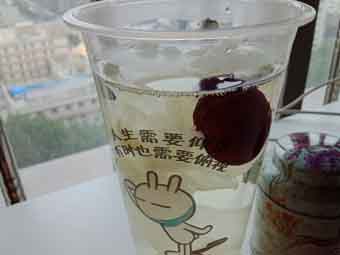 炎炎夏日到來(lái)，一杯銀耳紅棗美如詩(shī)！