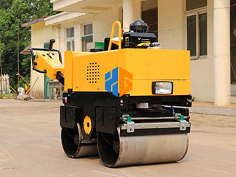 為什么小型壓路機(jī)適合公路養(yǎng)護(hù)呢？