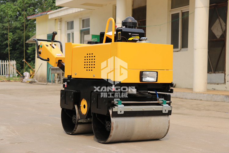 小型壓路機上坡下坡有技巧，萬萬不可大意