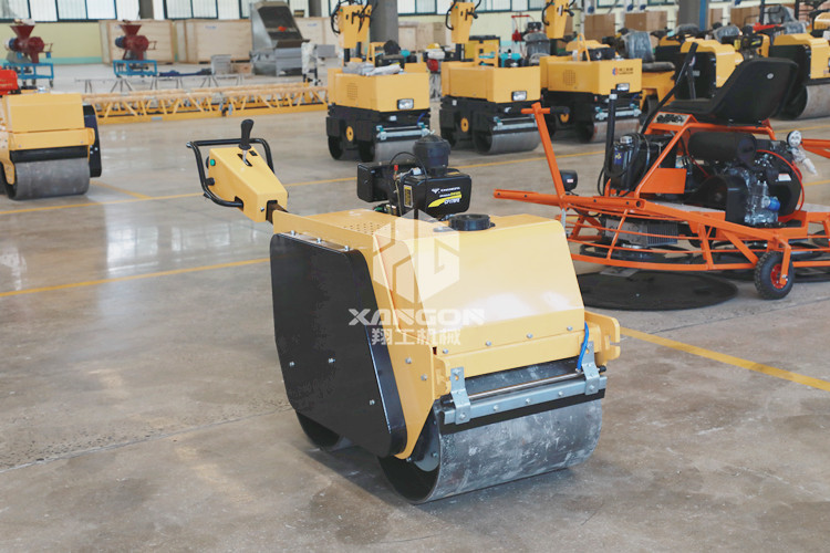 壓路機(jī)前面的大滾筒，里面到底裝著什么？