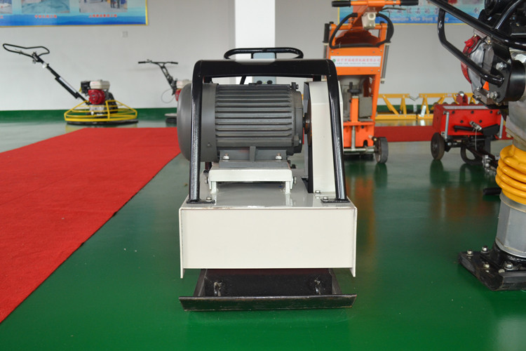 平板夯對于泥土壓實作用很大，沒人反駁吧？