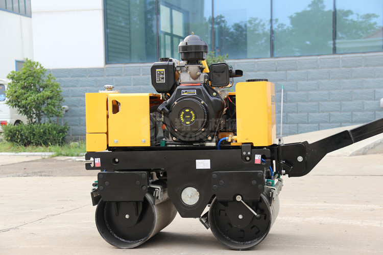 多雨時(shí)節(jié)，手扶壓路機(jī)漆面的維護(hù)保養(yǎng)可得做到位